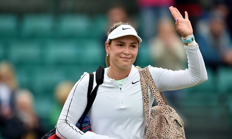 Donna Vekic waving at the Rothesay Open Nottingham crowd