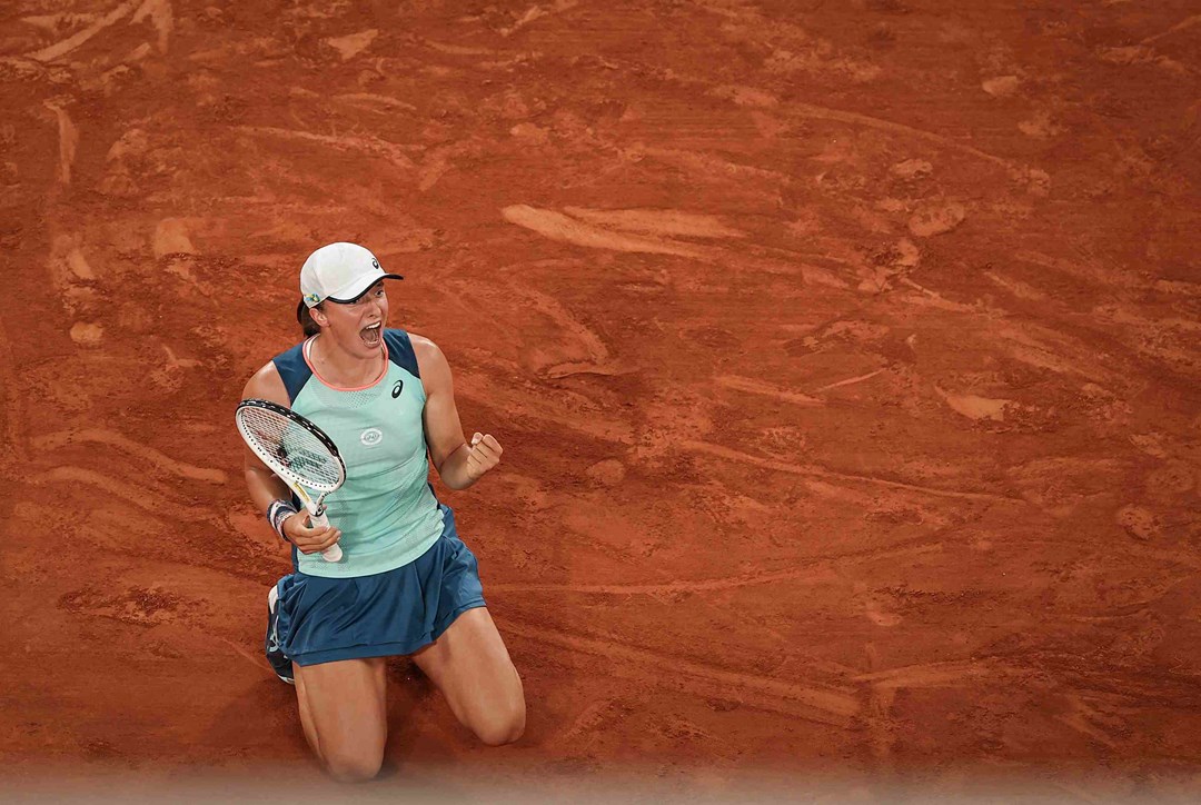 Iga Swiatek collapses on court in celebration after winning the 2022 French Open