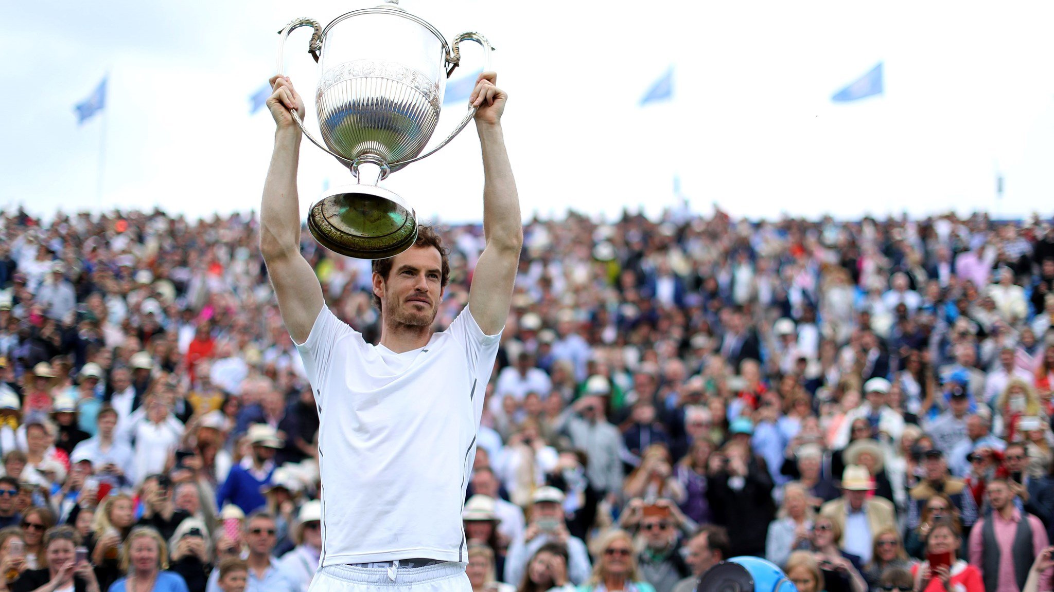 Andy Murray lifts the trophy after being crowned champion of the Queen's Championships in 2016