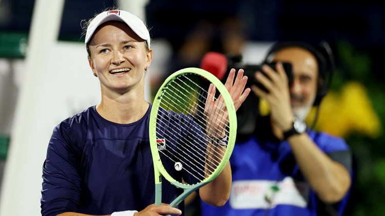 Barbora Krejcikova holding the 2023 WTA Dubai title