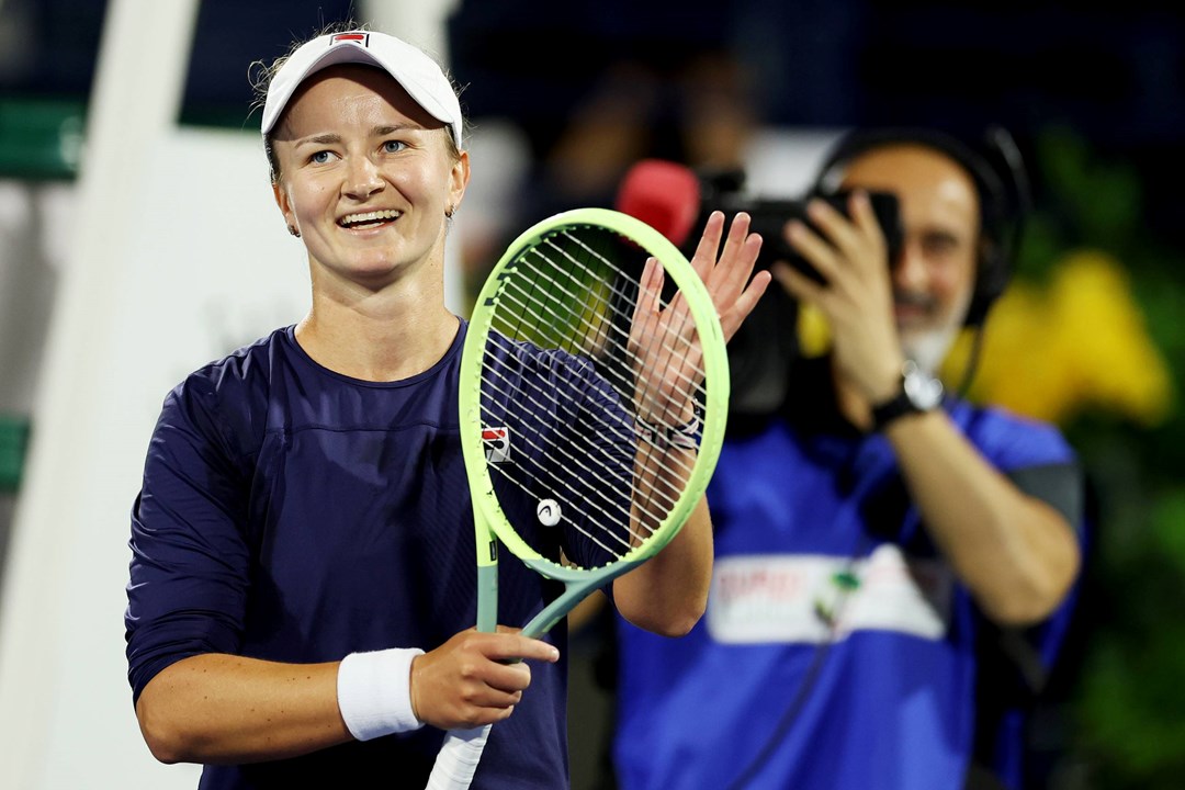 Barbora Krejcikova holding the 2023 WTA Dubai title