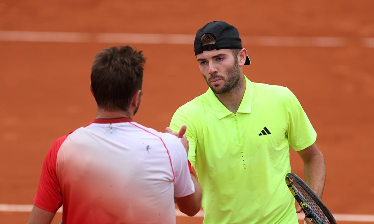 Jacob Fearnley shakes hands with Stan Wawrinka at Roland Garros
