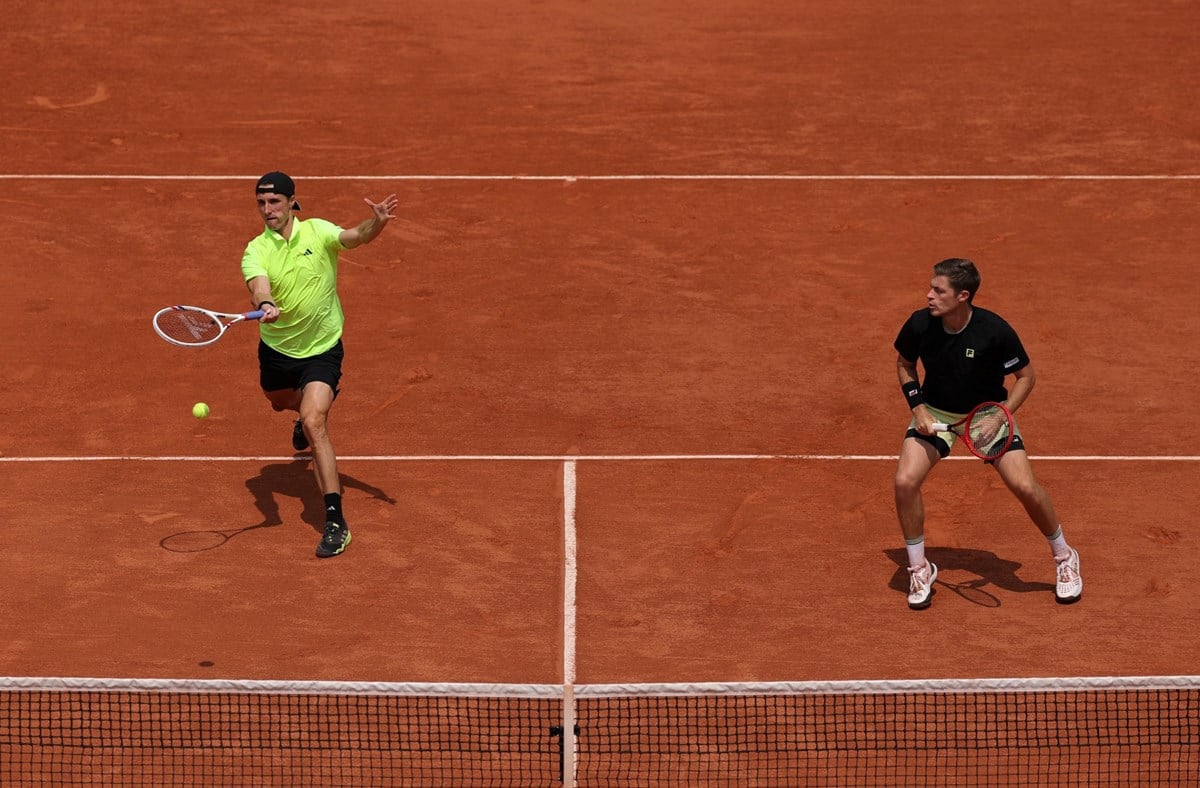 2025-joe-salisbury-neal-skupski-roland-garros-qf-action.jpg