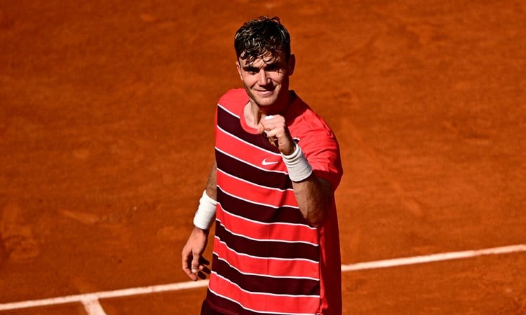 Jack Draper gives a fist pump celebration in the third round at Roland Garros 2025