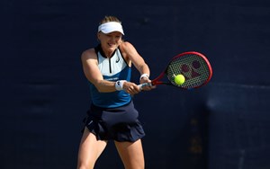 Harriet Dart hitting a backhand on court at Lexus Surbiton Trophy