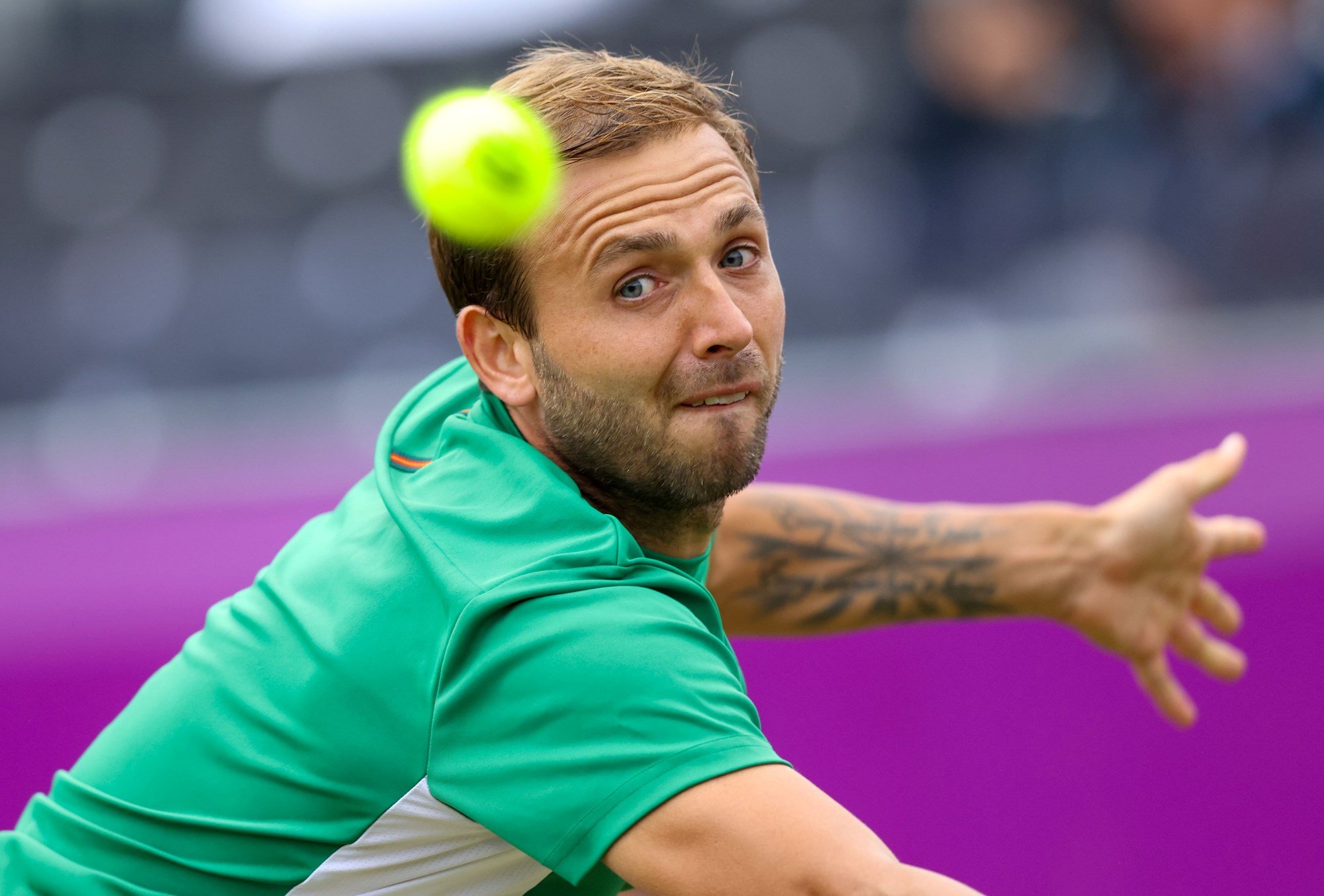 Dan Evans returning backhand during his quarter-final match at the 2021 cinch Championships