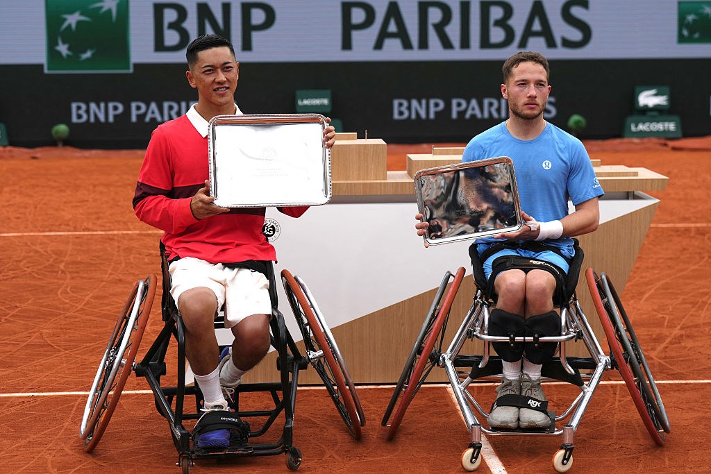 Tokito Oda and Alfie Hewett holding their trophies on court at the Roland Garros men's wheelchair singles final