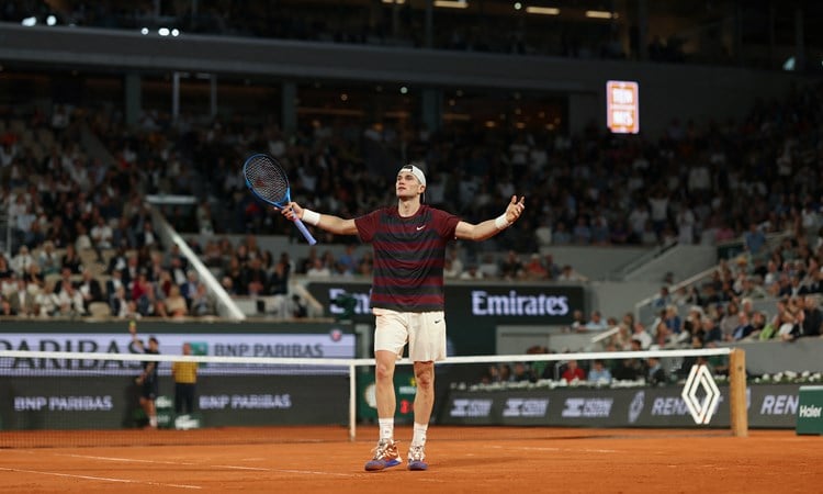Jack Draper throwing his hands in the air in celebrate during round two win at Roland Garros