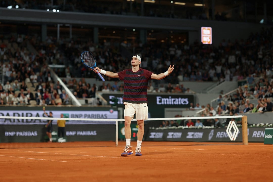 Jack Draper throwing his hands in the air in celebrate during round two win at Roland Garros