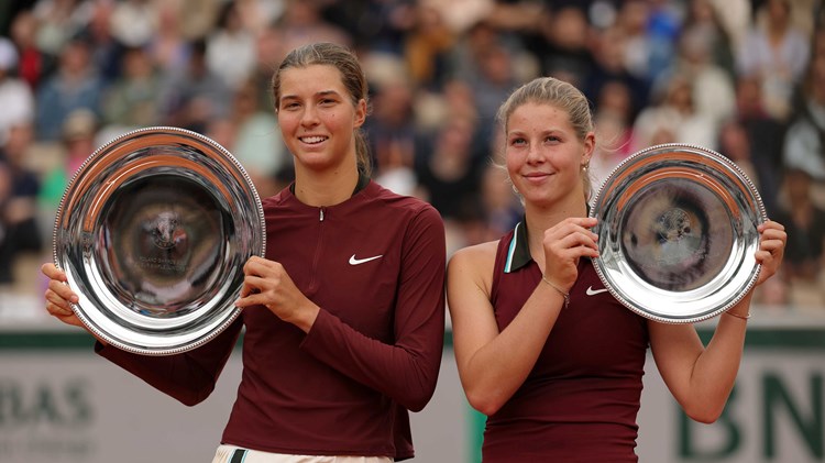 Hannah Klugman and Roland Garros girls singles winner Lili Tagger holding their trophies on court