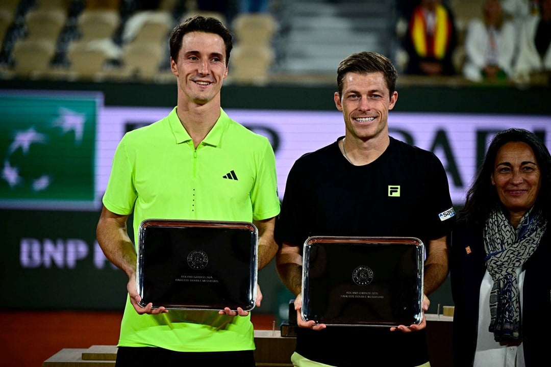 Joe Salisbury and Neal Skupski holding their runners-up trophies at Roland Garros