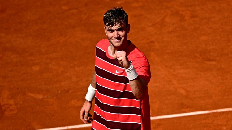 Jack Draper gives a fist pump celebration in the third round at Roland Garros 2025