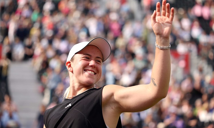 Sonay Kartal smiling and waving to the crowd on court after her first round win at the HSBC Championships 