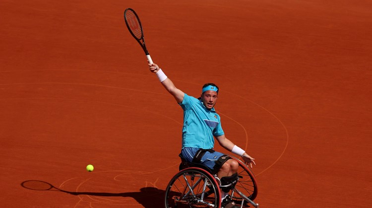 Alfie Hewett hits backhand at Roland Garros final in 2023