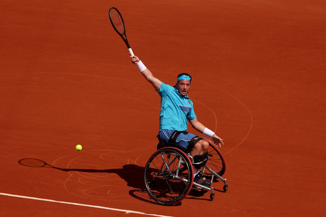 Alfie Hewett hits backhand at Roland Garros final in 2023