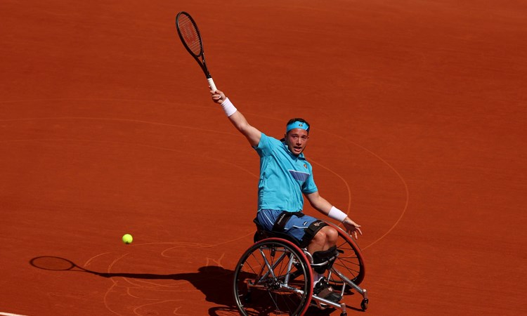 Alfie Hewett hits backhand at Roland Garros final in 2023