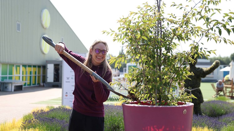 Donna Vekic plants a tree at the Nottingham Tennis Centre