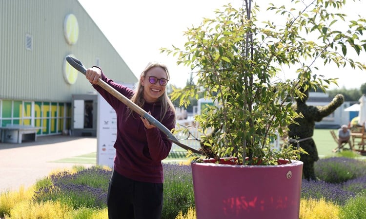 Donna Vekic plants a tree at the Nottingham Tennis Centre