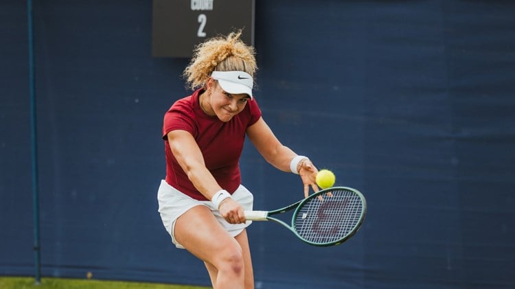 Amarni Banks hitting a backhand at the Lexus Ilkley Open