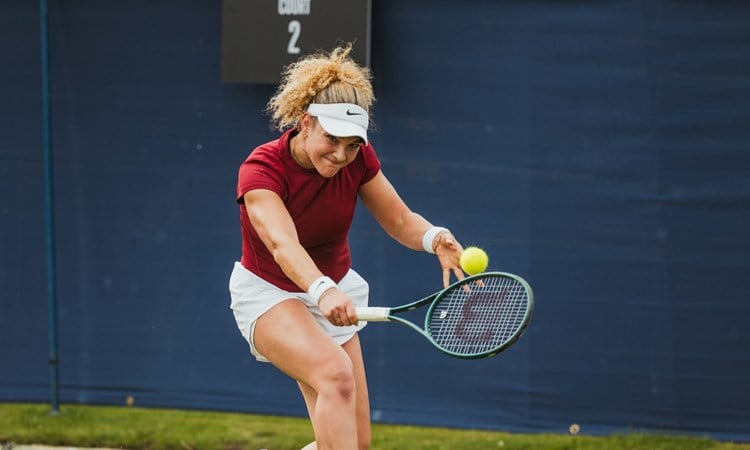 Amarni Banks hitting a backhand at the Lexus Ilkley Open