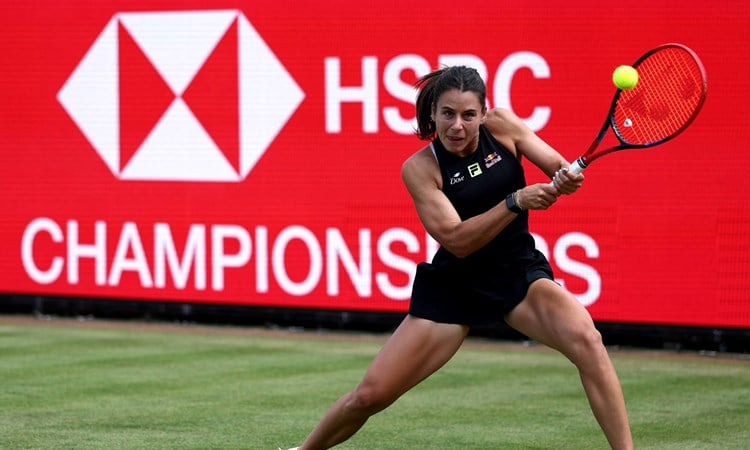 Emma Navarro stretches for a backhand at the HSBC Championships
