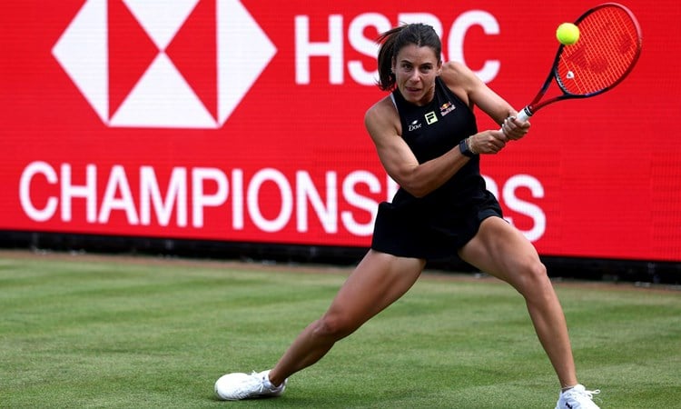 Emma Navarro stretches for a backhand at the HSBC Championships