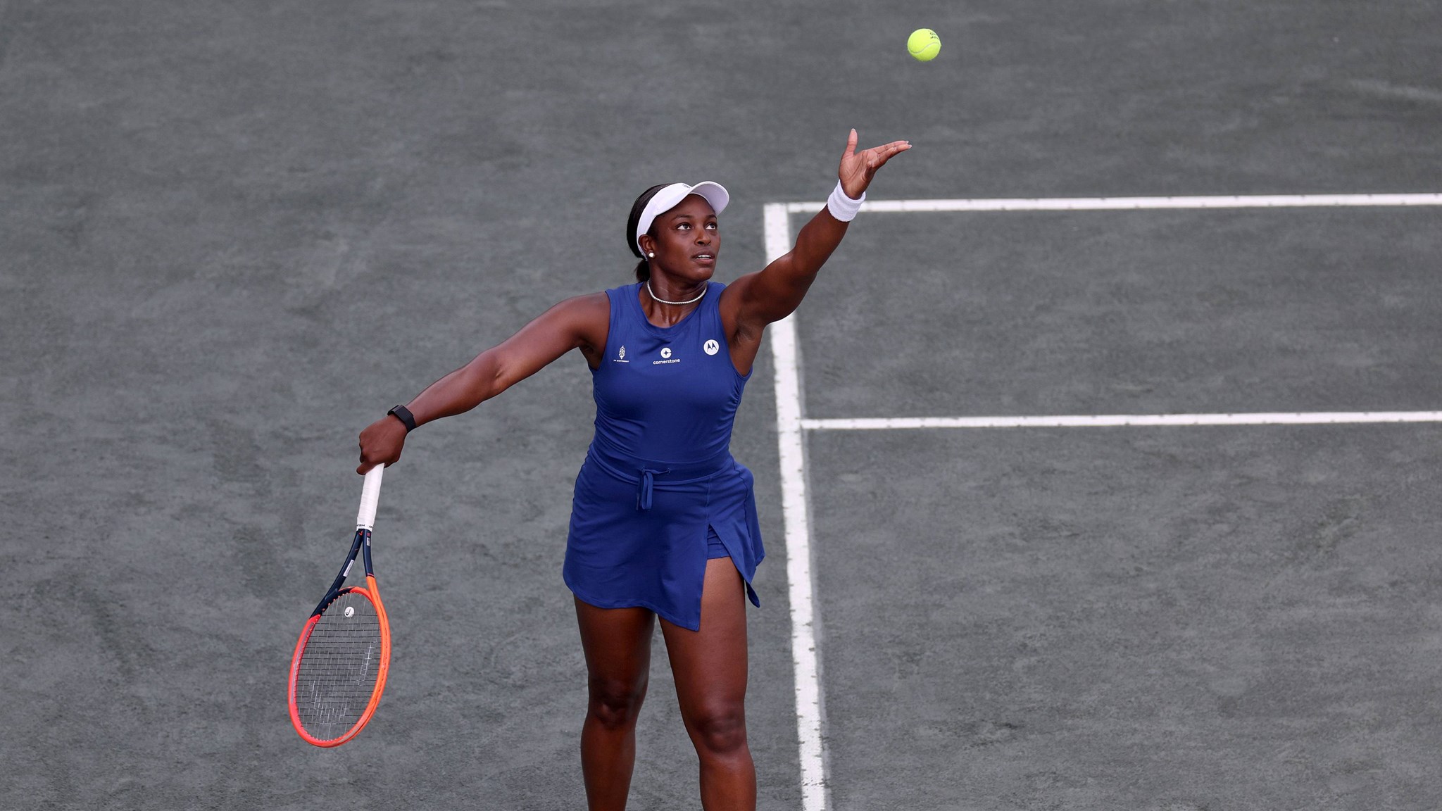 Sloane Stephens lines up a serve at the Charleston Open