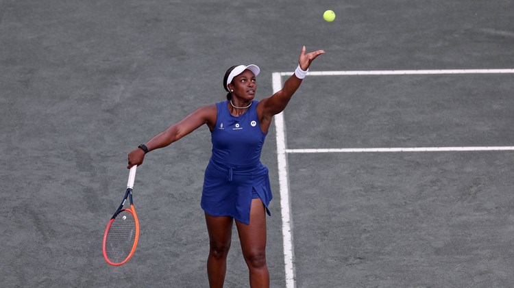Sloane Stephens lines up a serve at the Charleston Open