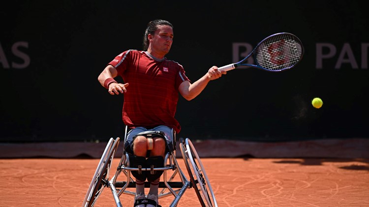 Gordon Reid hits a forehand at Roland Garros 2023