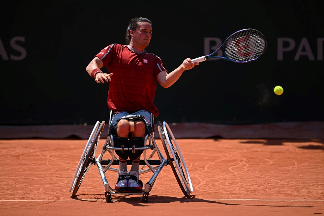 Gordon Reid hits a forehand at Roland Garros 2023