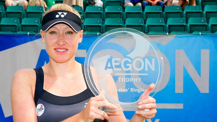 Elena Baltacha holding the Nottingham singles trophy