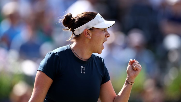 Amanda Anisimova cheering and pumping her fist in celebration at the HSBC Championships