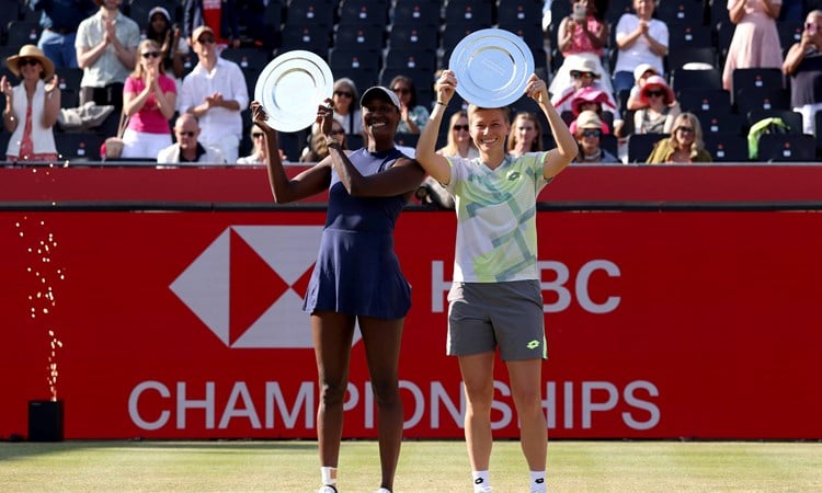 Asia Muhammad and Demi Schuurs holding the HSBC Championships title