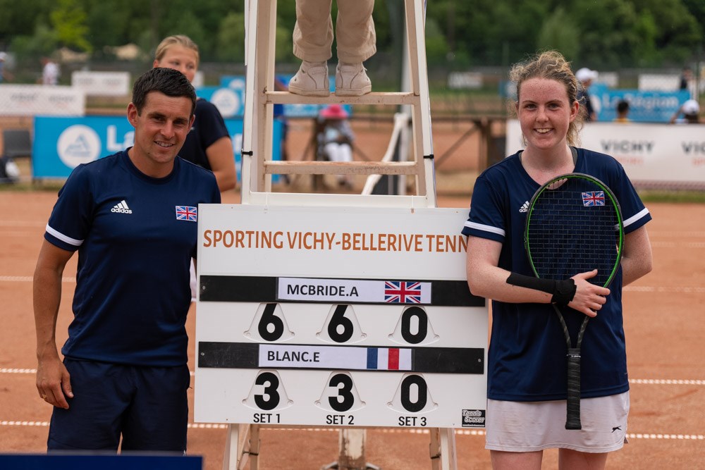 Anna McBride pictured alongside the scoreboard following her 6-3, 6-3 victory over France's Eva Blanc at the 2023 Virtus Global Games.