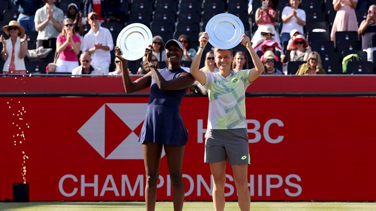 Asia Muhammad and Demi Schuurs holding the HSBC Championships title