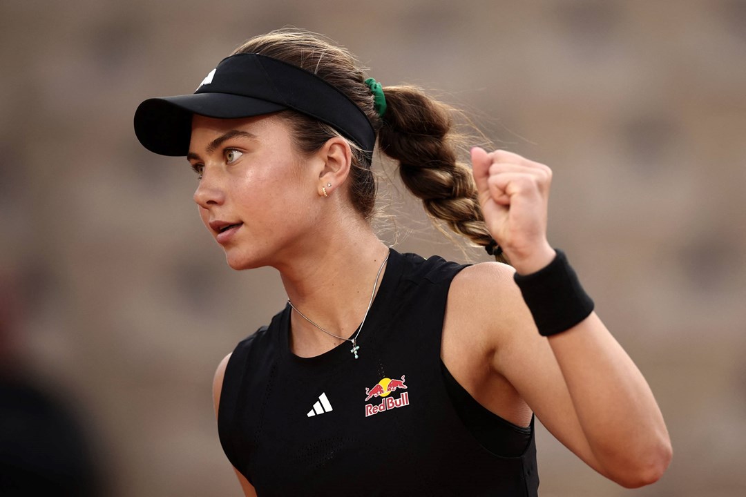 Iva Jovic gives a fist pump during Roland Garros 2025