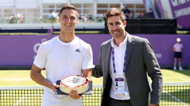 Joe Salisbury with a cake to celebrate 150 ATP wins 