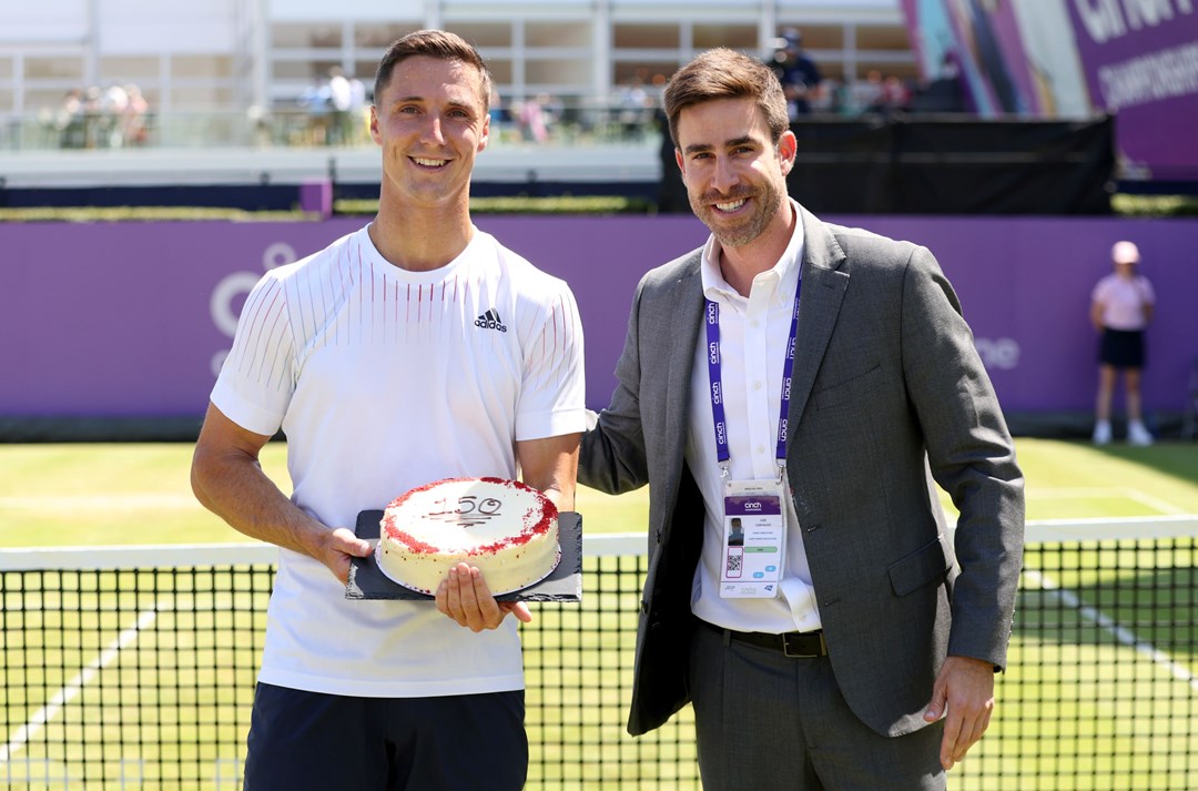 Joe Salisbury with a cake to celebrate 150 ATP wins 