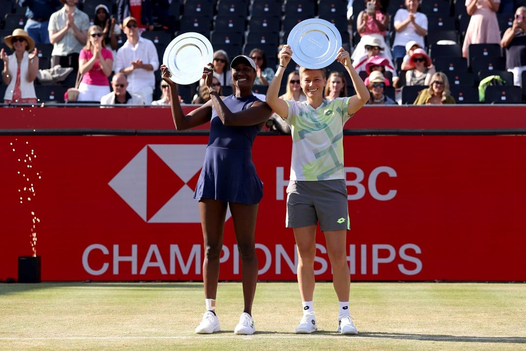 Asia Muhammad and Demi Schuurs holding the HSBC Championships title