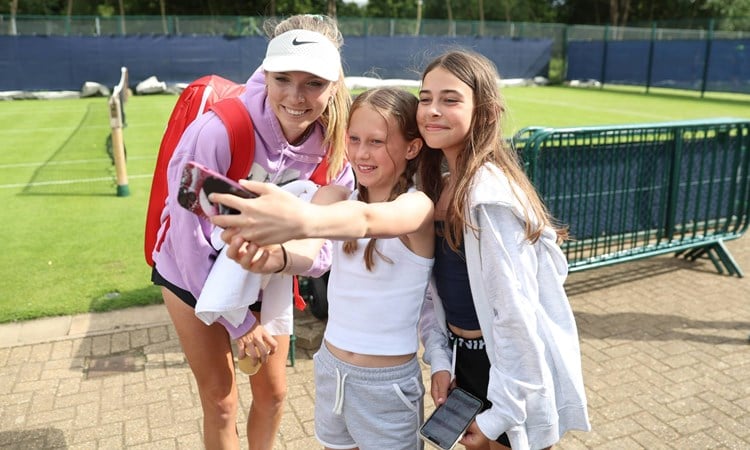 Katie Boulter smiles for a selfie with two young fans at the Lexus Nottingham Open