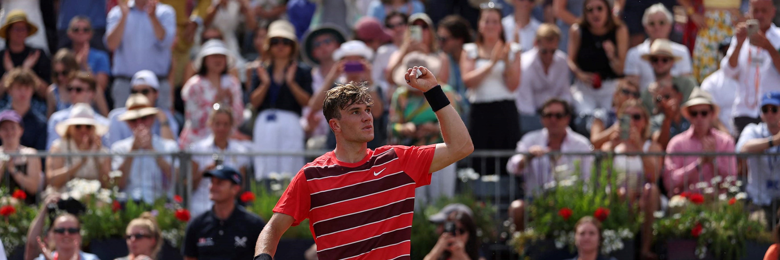 Jack Draper raises his fist in celebration in front of the crowd at the HSBC Championships