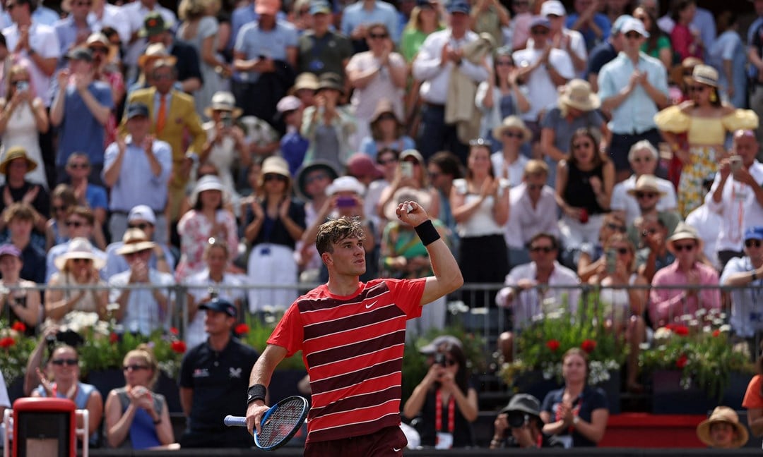 Jack Draper raises his fist in celebration in front of the crowd at the HSBC Championships