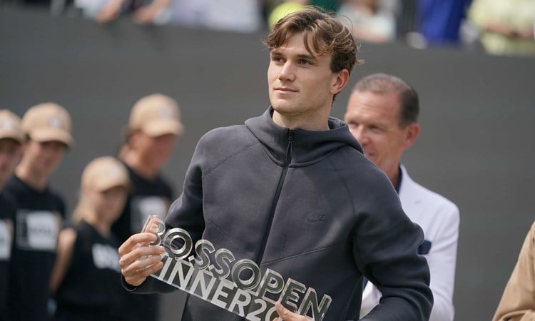 Jack Drpaer holding his 'Boss Open Winenrs 2024' trophy on court in Stuttgart