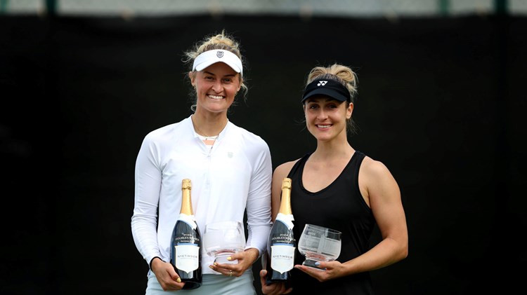Erin Routliffe and Gabriela Dabrowski with the Rothesay Open Nottingham women's doubles trophy