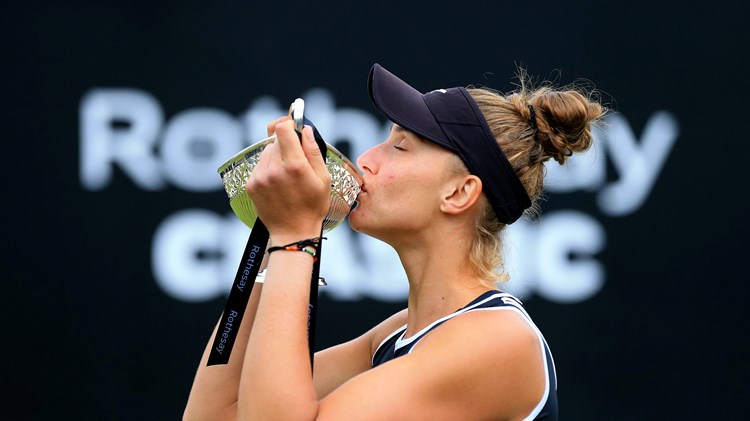 Beatriz Haddad Maia kissing the trophy after being crowned champion of the Rothesay Classic 2022