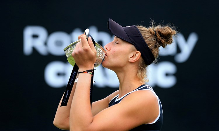 Beatriz Haddad Maia kissing the trophy after being crowned champion of the Rothesay Classic 2022