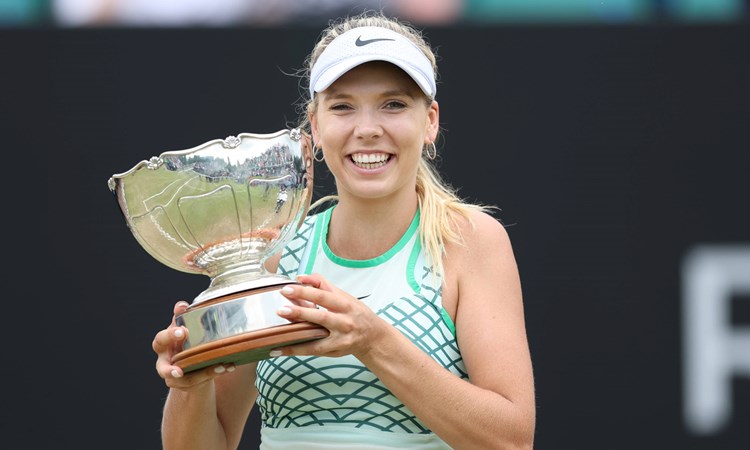 Katie Boulter holding her Rothesay Open Nottingham trophy on Centre Court