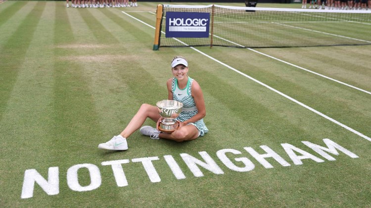 Katie Boulter holding her Rothesay Open Nottingham trophy on Centre Court