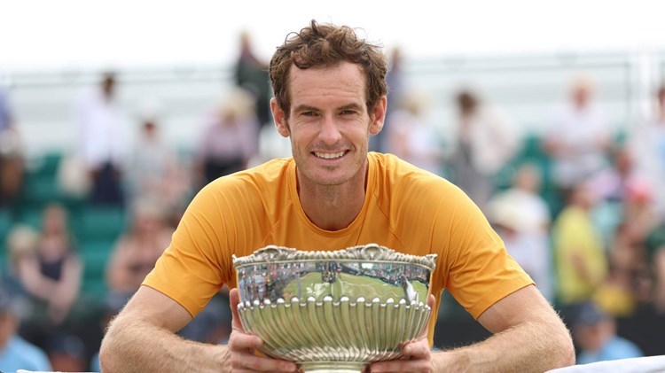 Andy Murray holding the Rothesay Open Nottingham title