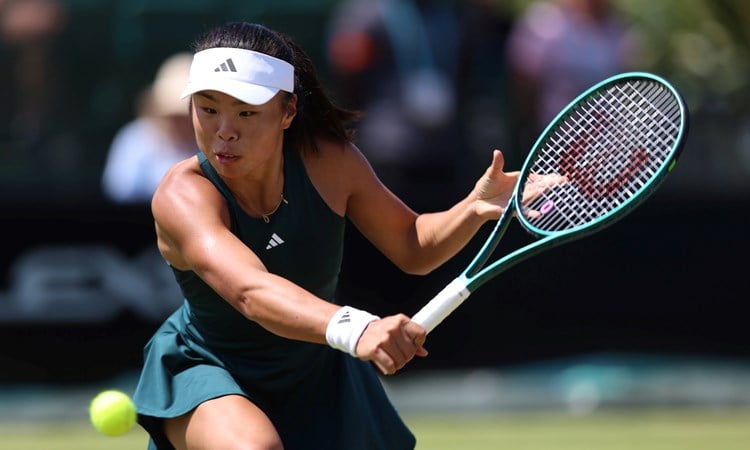 Mimi Xu hitting a backhand slice in the second round of the Lexus Nottingham Open